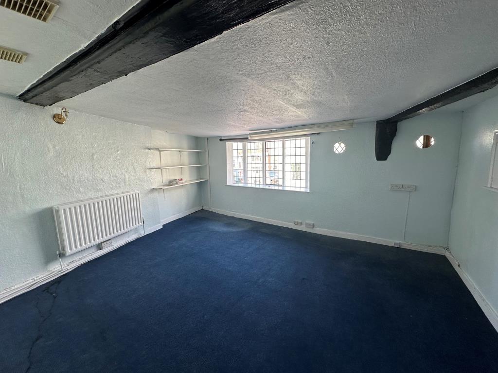 Lot: 51 - ATTRACTIVE PERIOD BUILDING IN TOWN CENTRE - Room to front on second floor